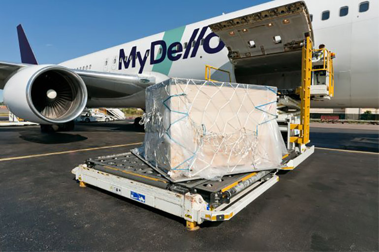 Loading cargo to airplane