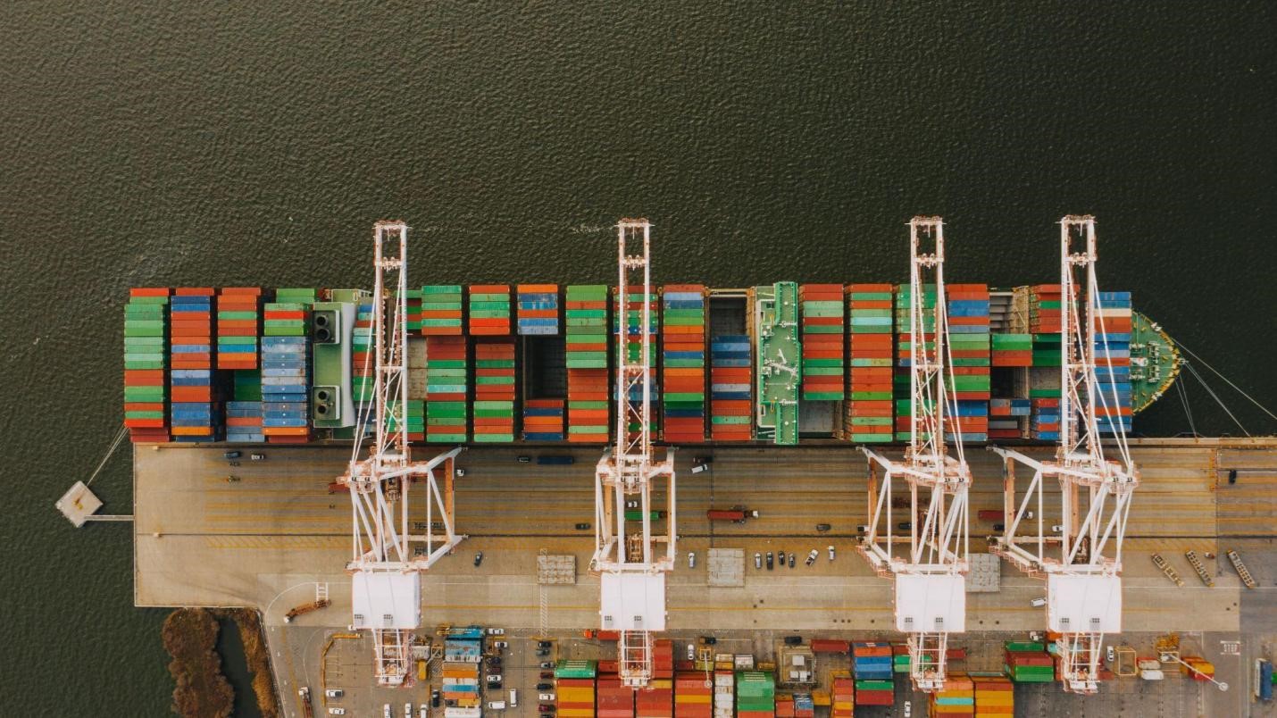 Ocean vessel with containers